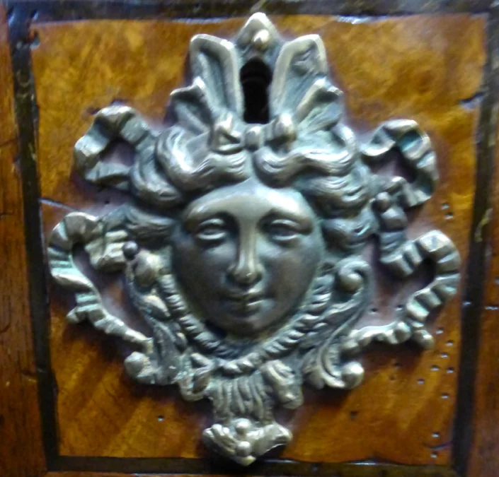 COFRE DE ESTILO FRANCÉS DE ESTILO