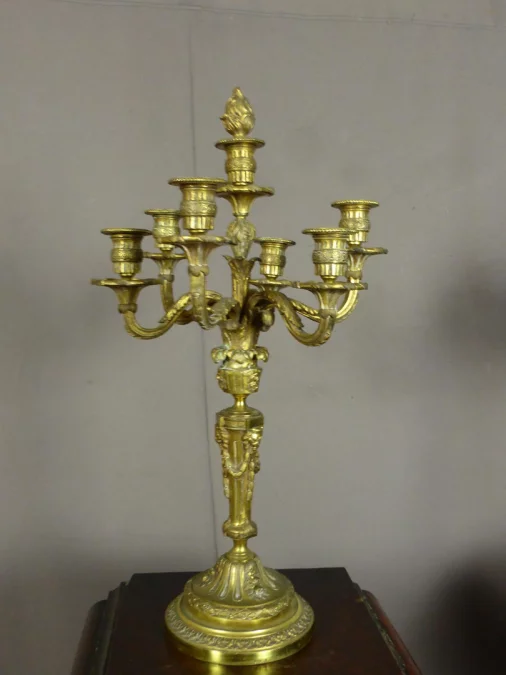 PAREJA DE CANDELABRA ESTILO LOUIS XV