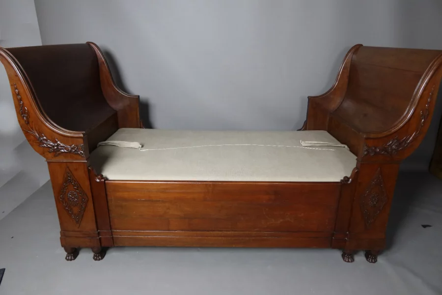 CAMA DE RESTAURACIÓN FRANCESA