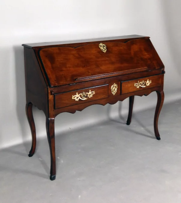 ESCRITORIO SUPERIOR PENDIENTE DEL SIGLO XVIII