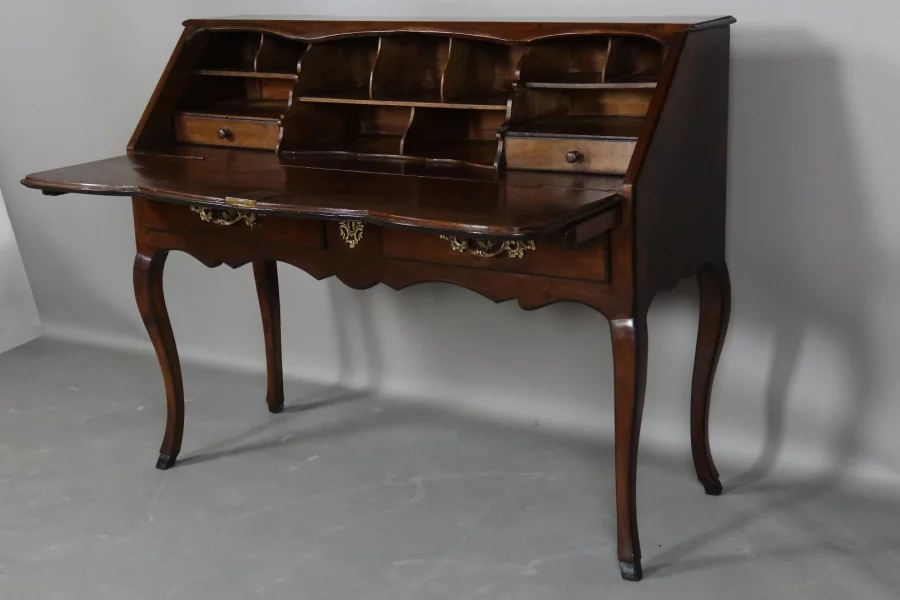 ESCRITORIO SUPERIOR PENDIENTE DEL SIGLO XVIII