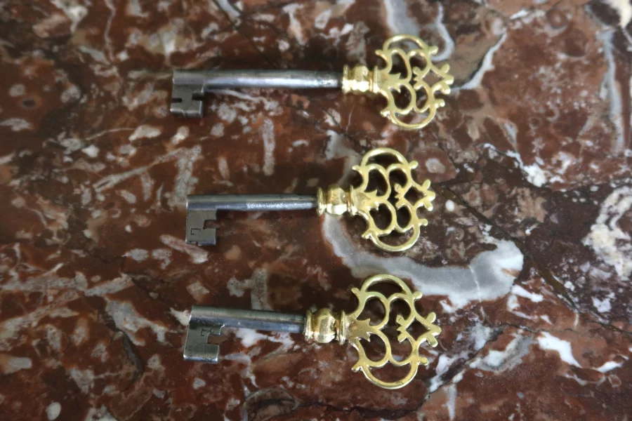 CÓMODA DE LA ÉPOCA DE LA REGENCIA FRANCESA