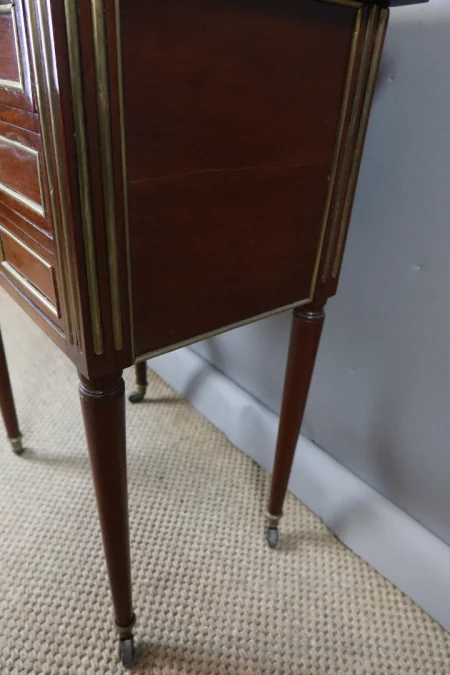 MESITA DE NOCHE ESTILO LUIS XVI