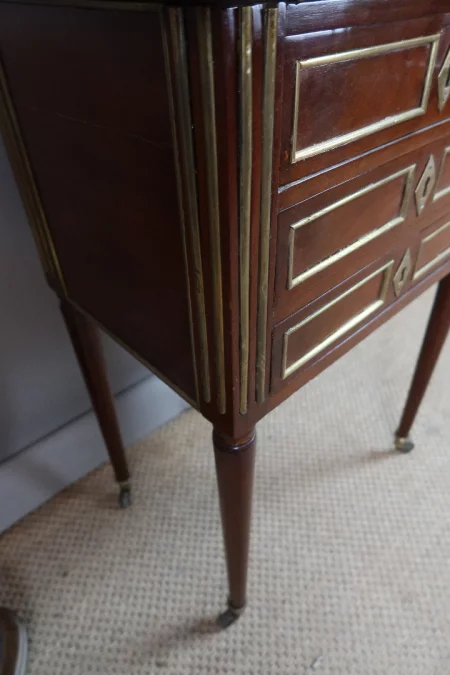 MESITA DE NOCHE ESTILO LUIS XVI