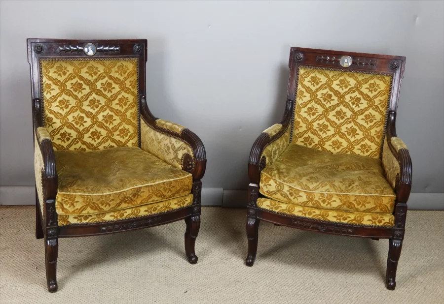 PAR DE SILLONES DE ESTILO IMPERIO FRANCÉS