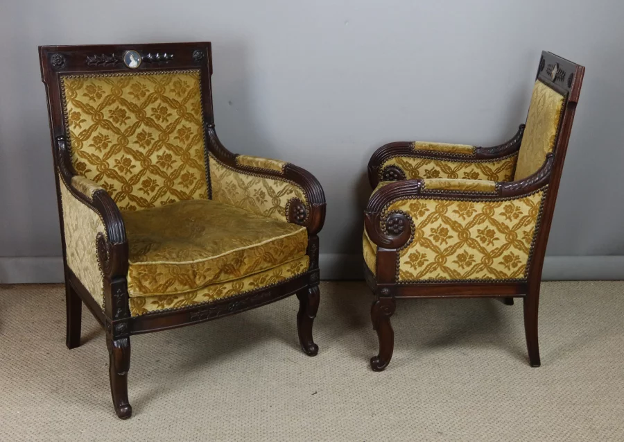 PAR DE SILLONES DE ESTILO IMPERIO FRANCÉS