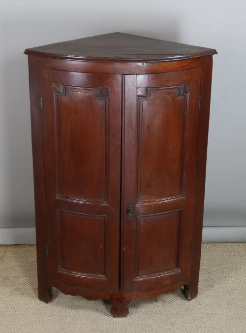 ARMARIO DE ESQUINA DEL SIGLO XVIII