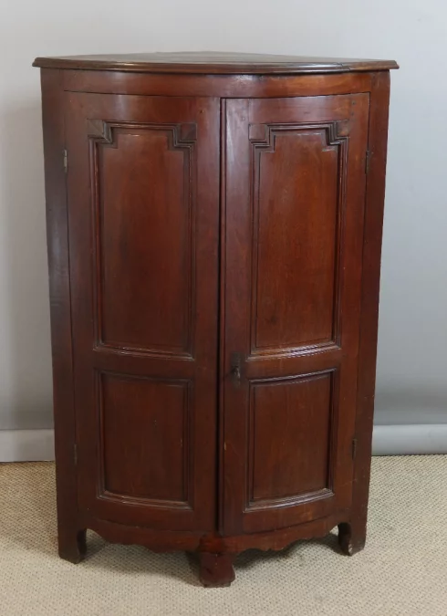 ARMARIO DE ESQUINA DEL SIGLO XVIII