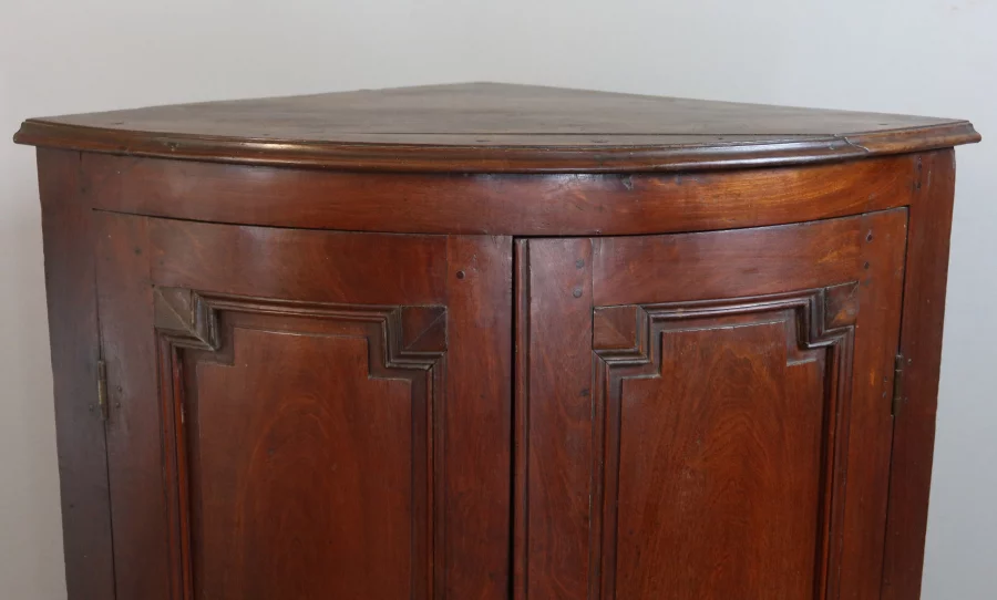 ARMARIO DE ESQUINA DEL SIGLO XVIII