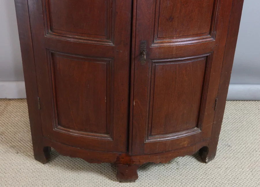 ARMARIO DE ESQUINA DEL SIGLO XVIII