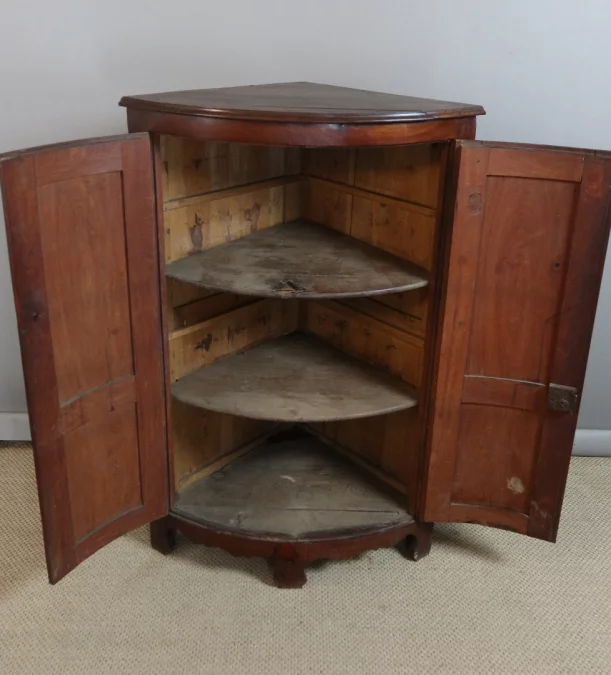 ARMARIO DE ESQUINA DEL SIGLO XVIII