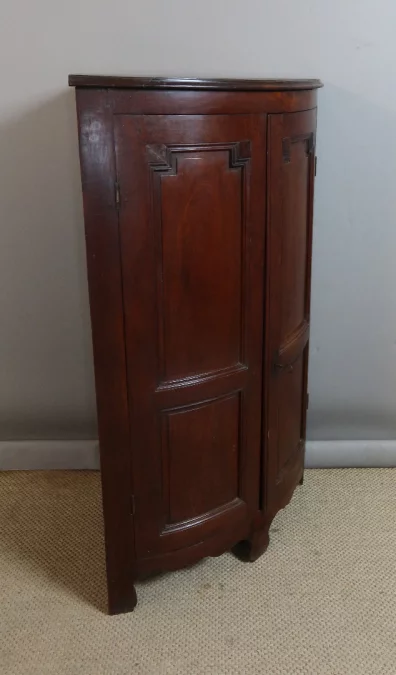 ARMARIO DE ESQUINA DEL SIGLO XVIII