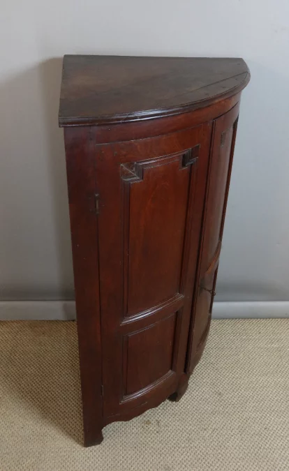 ARMARIO DE ESQUINA DEL SIGLO XVIII