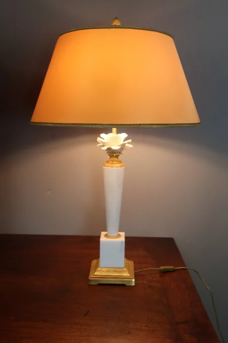 PAR DE LÁMPARAS DE MÁRMOL Y PORCELANA