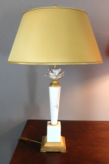 PAR DE LÁMPARAS DE MÁRMOL Y PORCELANA