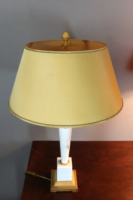 PAR DE LÁMPARAS DE MÁRMOL Y PORCELANA