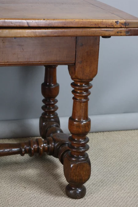 MESA EXTENSIBLE ESTILO LUIS XIII