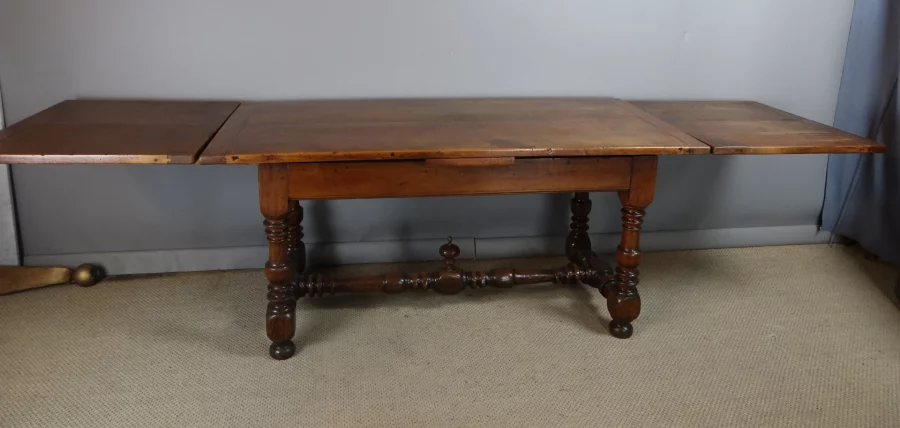 MESA EXTENSIBLE ESTILO LUIS XIII