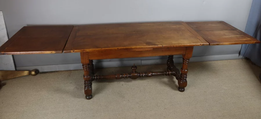 MESA EXTENSIBLE ESTILO LUIS XIII