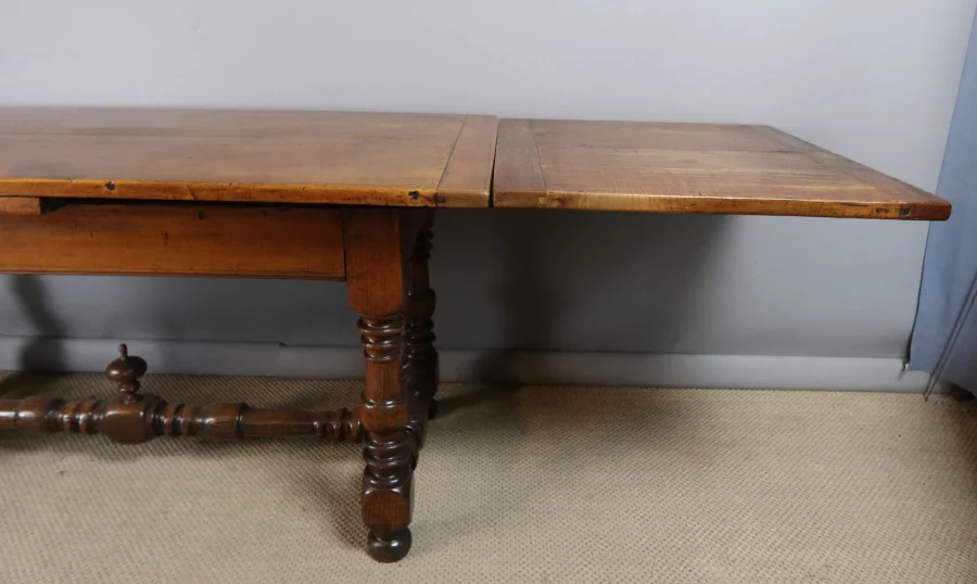 MESA EXTENSIBLE ESTILO LUIS XIII