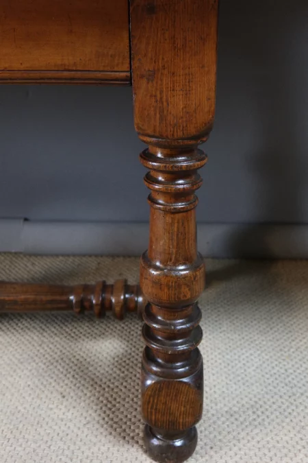 MESA EXTENSIBLE ESTILO LUIS XIII