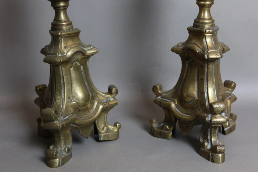 PAR DE CANDELEROS DEL SIGLO XVII