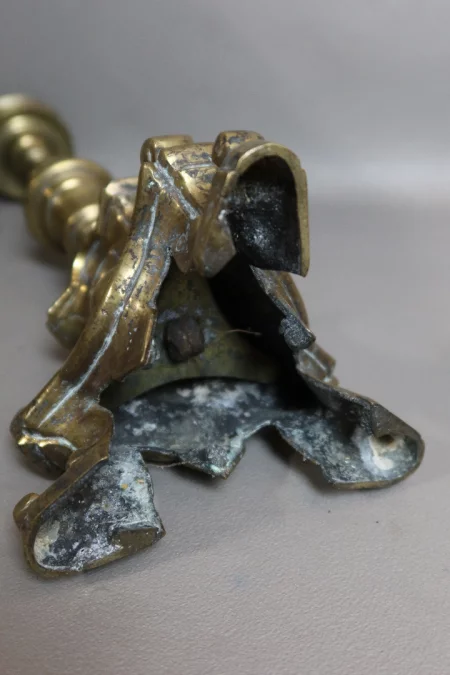 PAR DE CANDELEROS DEL SIGLO XVII