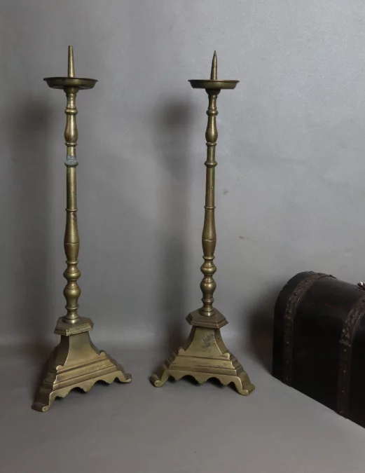 PAR DE CANDELEROS DEL SIGLO XVII