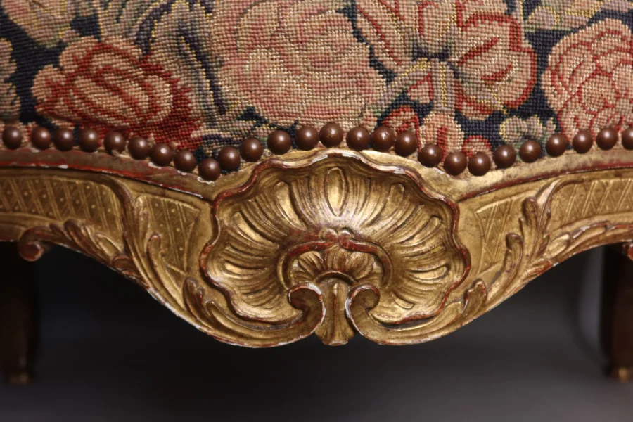 TABURETE DE MADERA DORADA