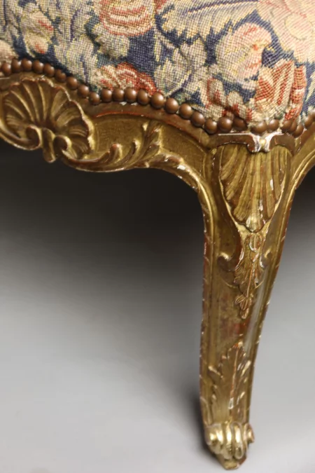 TABURETE DE MADERA DORADA