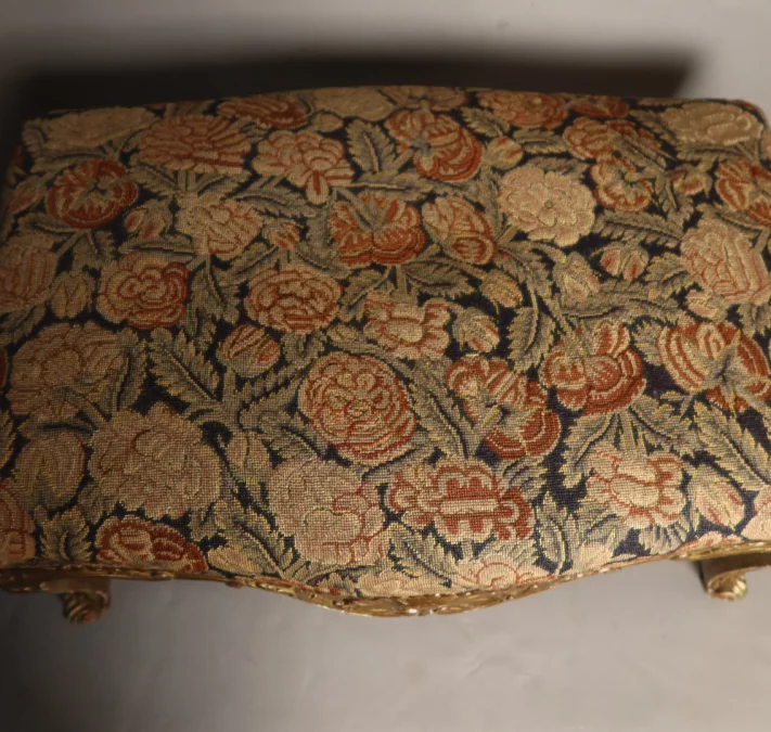 TABURETE DE MADERA DORADA