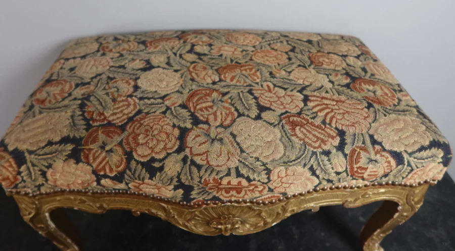 TABURETE DE MADERA DORADA