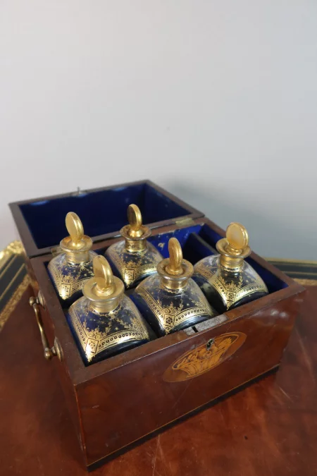 CAJA DECANTADORA DEL SIGLO XIX