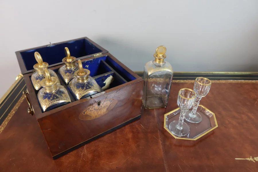 CAJA DECANTADORA DEL SIGLO XIX