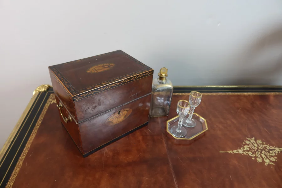 CAJA DECANTADORA DEL SIGLO XIX