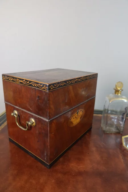 CAJA DECANTADORA DEL SIGLO XIX