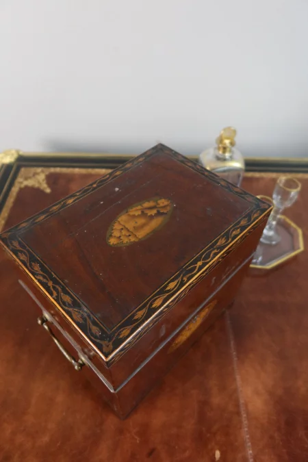 CAJA DECANTADORA DEL SIGLO XIX