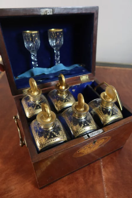 CAJA DECANTADORA DEL SIGLO XIX