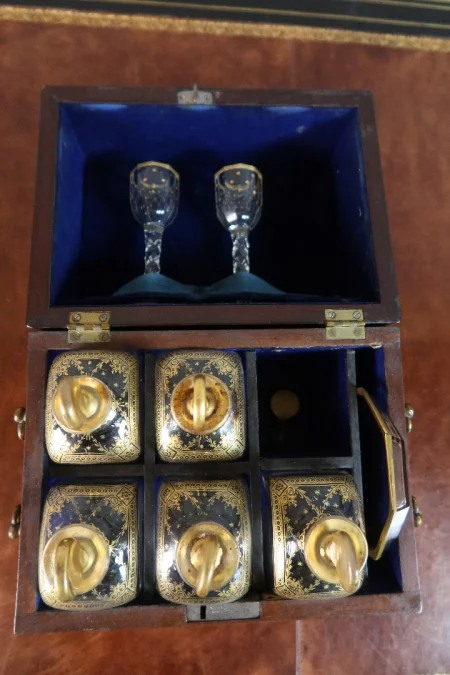 CAJA DECANTADORA DEL SIGLO XIX