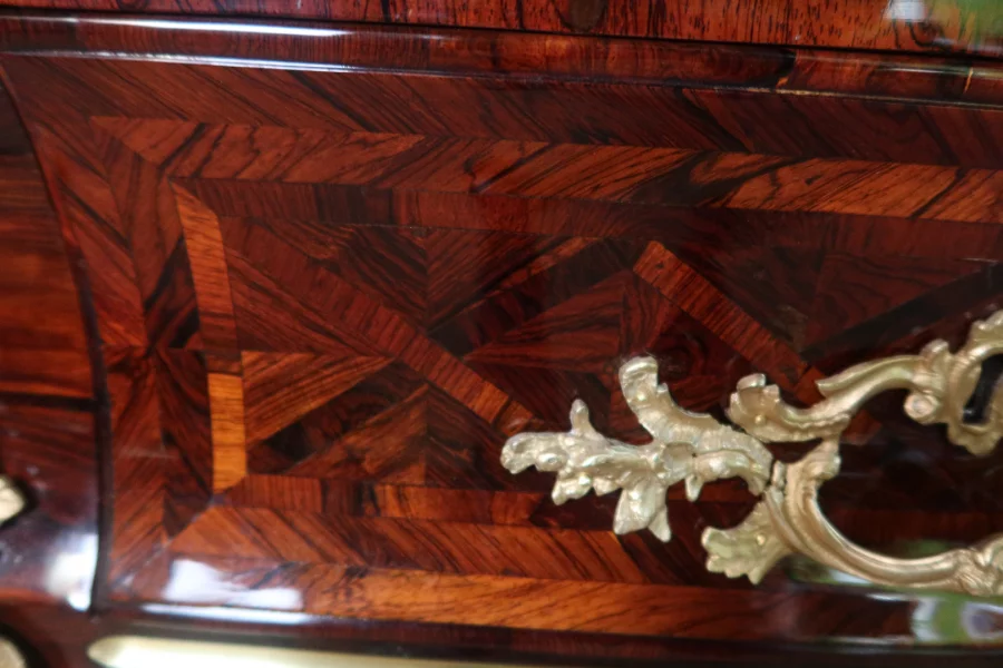 CÓMODA DE LA ÉPOCA DE LA REGENCIA FRANCESA