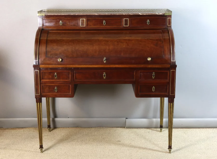 ESCRITORIO CON TAPA CILINDRICA DEL PERIODO LUIS XVI