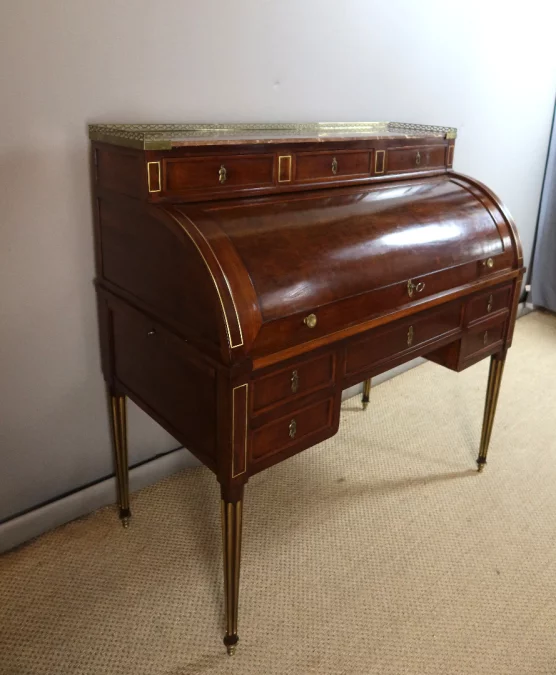 ESCRITORIO CON TAPA CILINDRICA DEL PERIODO LUIS XVI