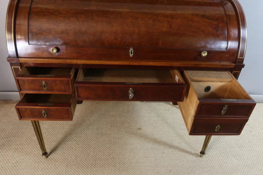 ESCRITORIO CON TAPA CILINDRICA DEL PERIODO LUIS XVI