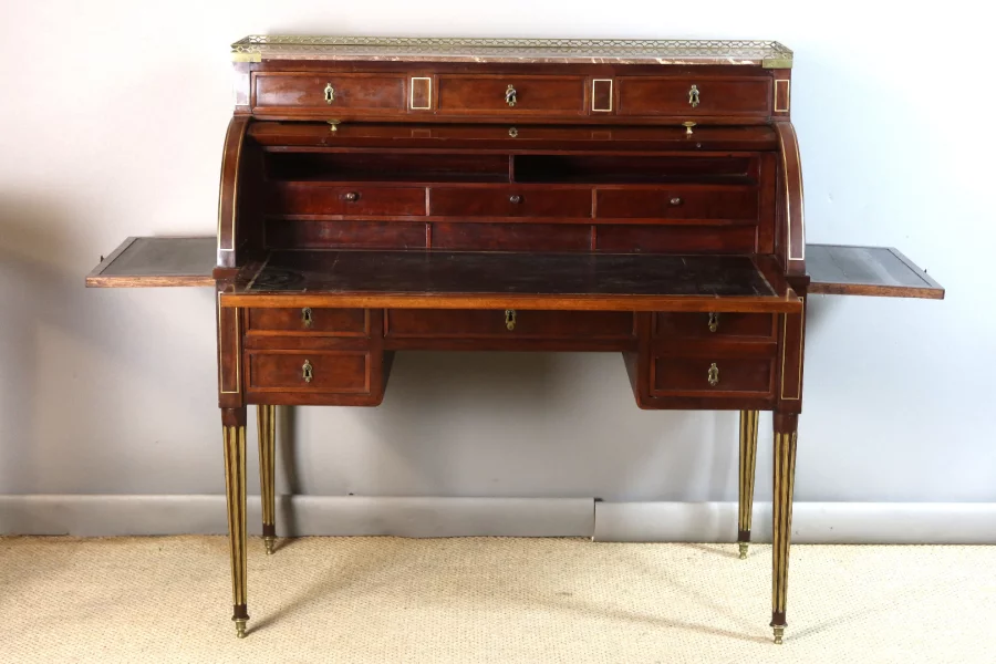 ESCRITORIO CON TAPA CILINDRICA DEL PERIODO LUIS XVI