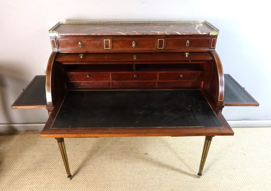 ESCRITORIO CON TAPA CILINDRICA DEL PERIODO LUIS XVI