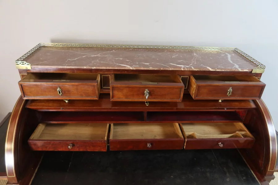 ESCRITORIO CON TAPA CILINDRICA DEL PERIODO LUIS XVI