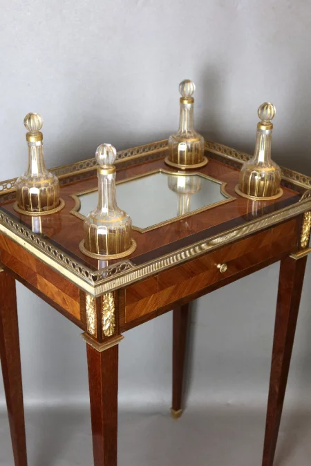 MESA CON DECANTADORES