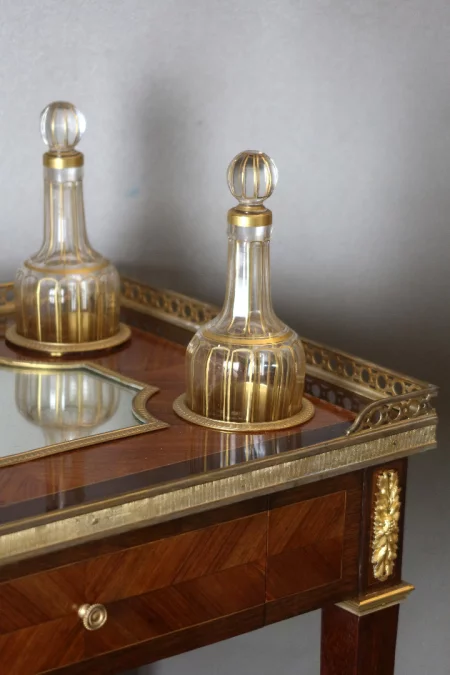 MESA CON DECANTADORES