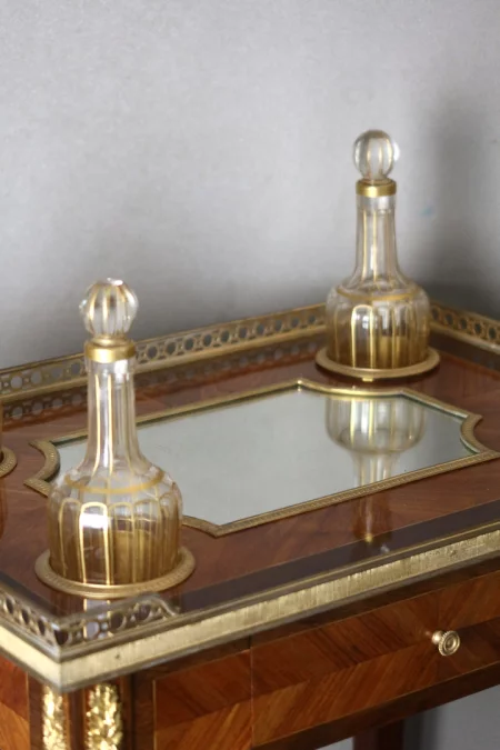 MESA CON DECANTADORES