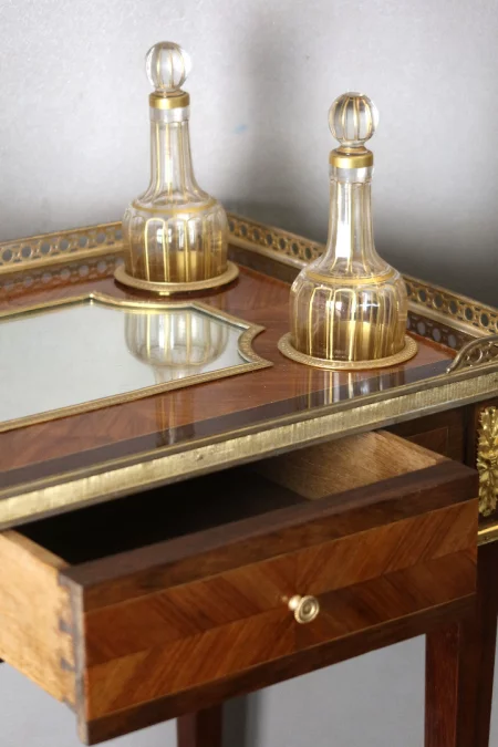 MESA CON DECANTADORES